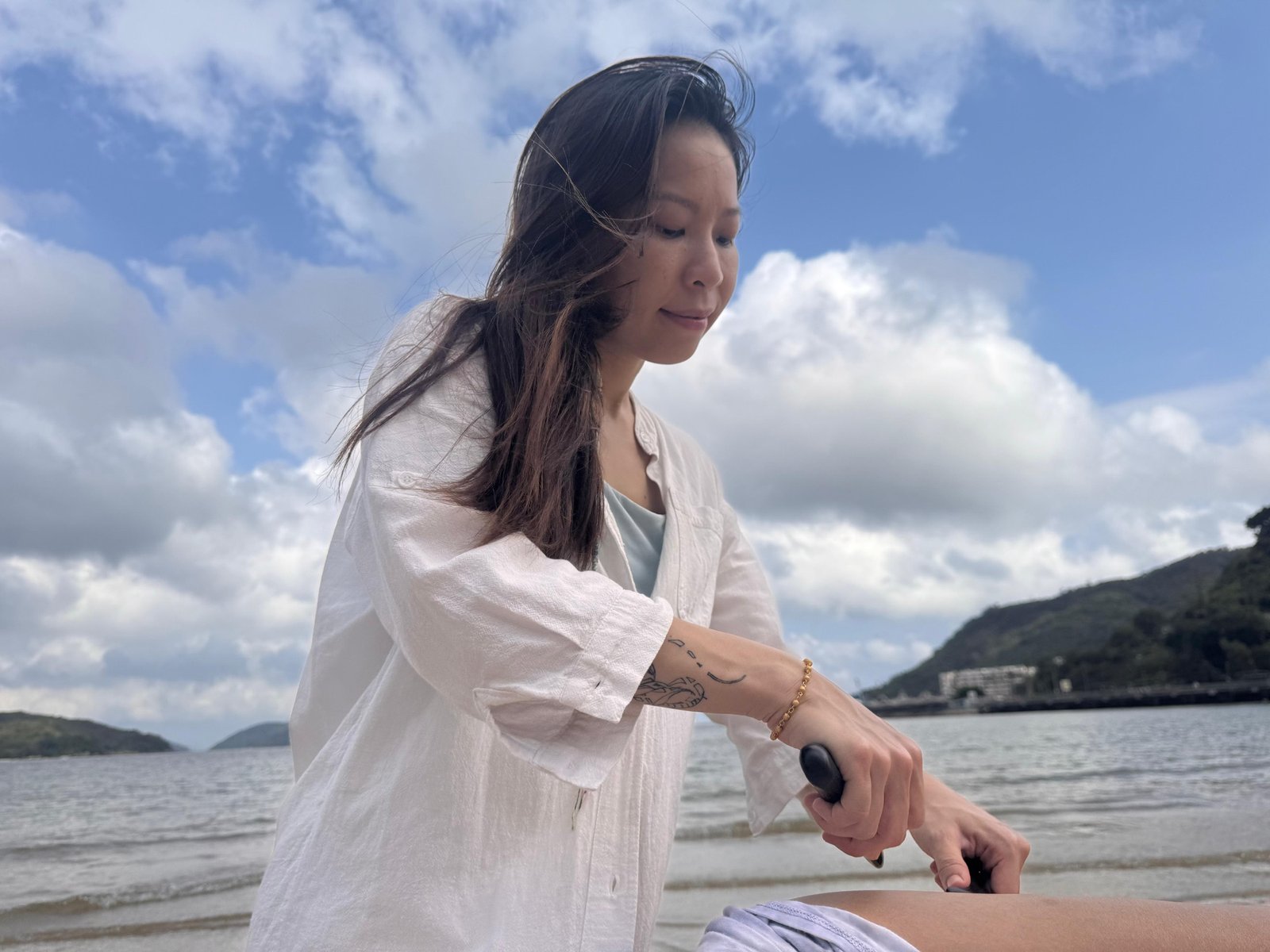 Una offering massage beside the sea